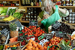 Франция введет запрет на пластиковую упаковку для фруктов и овощей